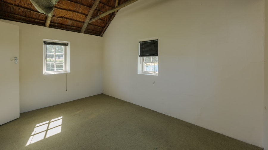 To Let 4 Bedroom Property for Rent in Struisbaai Western Cape